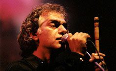 Omar Faruk Tekbilek singing on stage